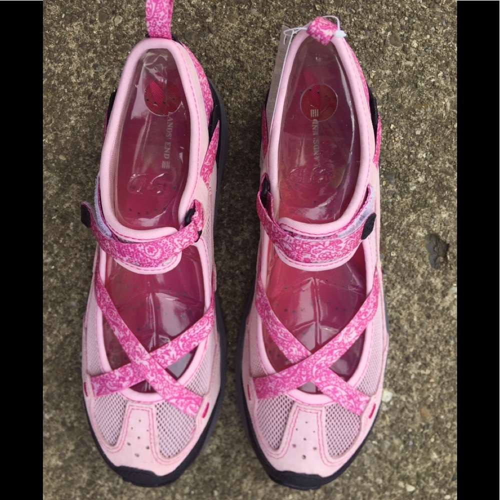 NWT Mary Jane Trekker GREAT GIFT